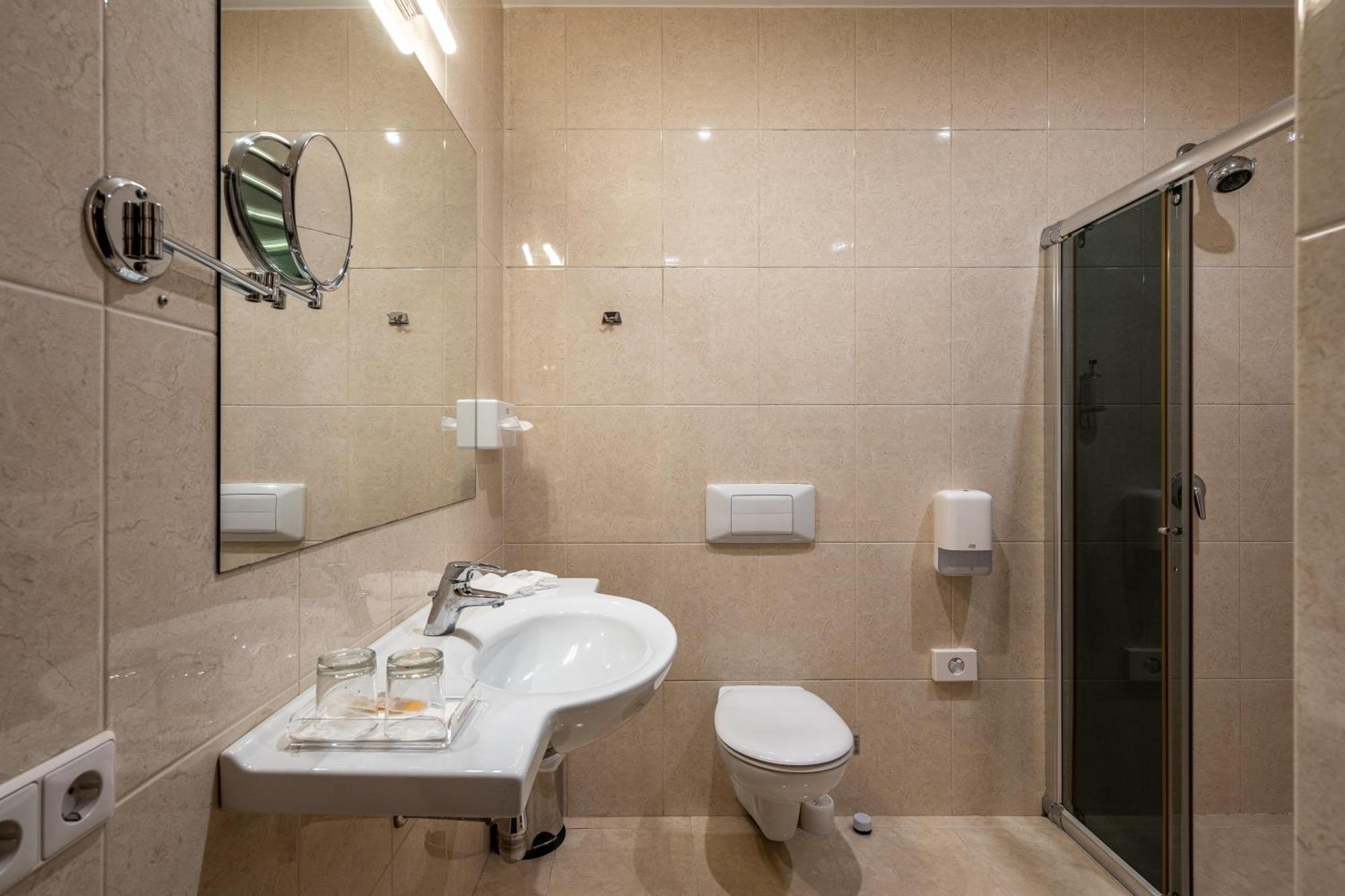 Hotel Sfinksas Kaunas Bagian luar foto